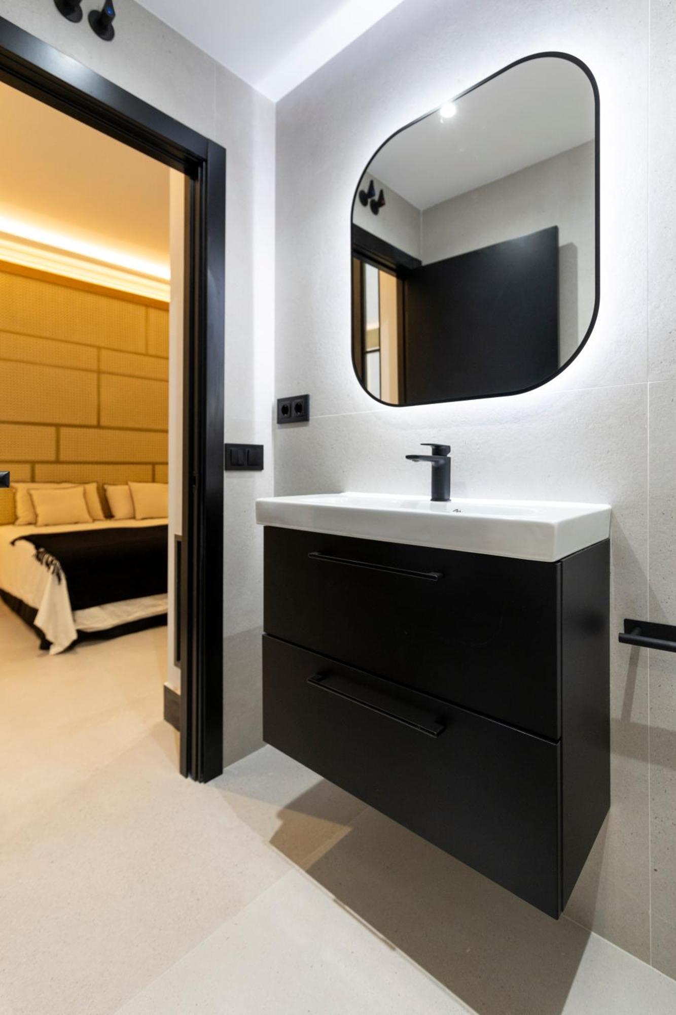 Luxury Almagro 2bd-3bth By Madrid4you Apartment *
